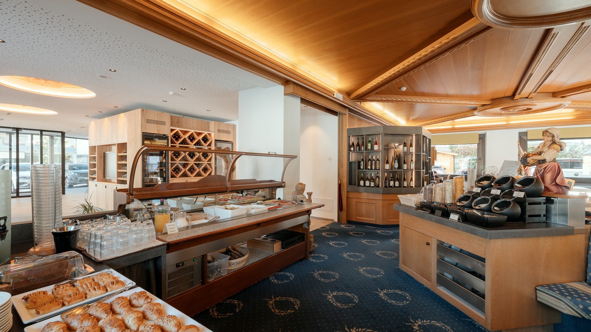 Il nostro hotel a 3 stelle in Val Gardena e la sua cucina Buffet con prodotti da forno e bevande in un ristorante accogliente