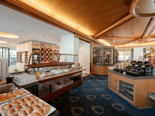 Il nostro hotel a 3 stelle in Val Gardena e la sua cucina Buffet con prodotti da forno e bevande in un ristorante accogliente