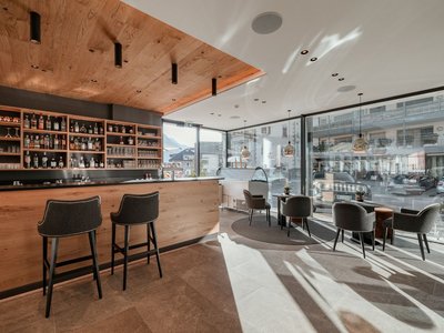 Hotel a Santa Cristina in Val Gardena: your mountain escape Bar moderna con soffitto in legno e luce solare da grandi finestre