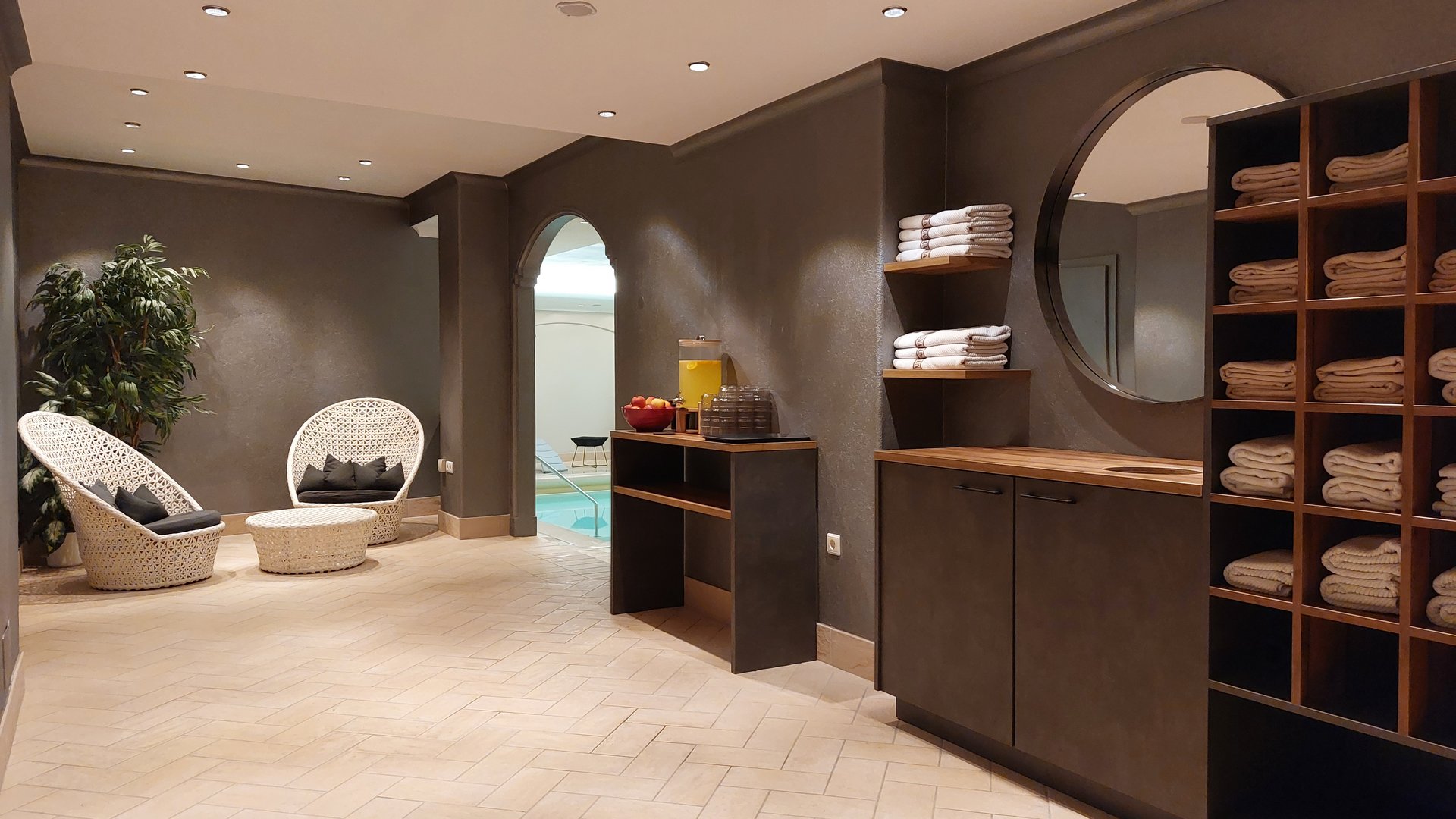 Hotel a Santa Cristina in Val Gardena con piscina: relax puro Area relax con poltrone, asciugamani e accesso alla piscina