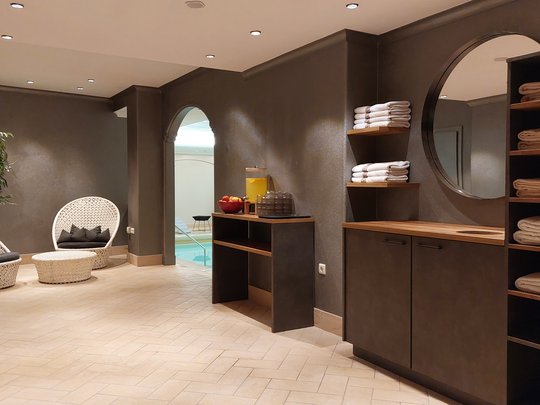 Hotel a Santa Cristina in Val Gardena con piscina: relax puro Area relax con poltrone, asciugamani e accesso alla piscina