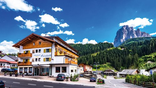 Hotel a 3 stelle a Santa Cristina: per un benessere stellare Hotel Cristall tra le montagne con colline boschive e grandi rocce