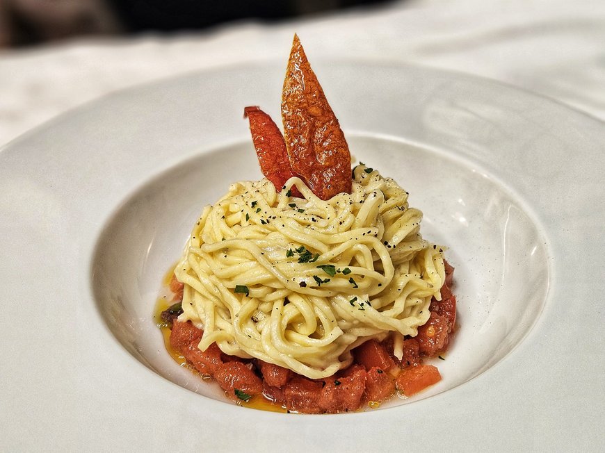 Il nostro hotel a 3 stelle in Val Gardena e la sua cucina Pasta con dadini di pomodoro e pezzi di peperone in piatto bianco