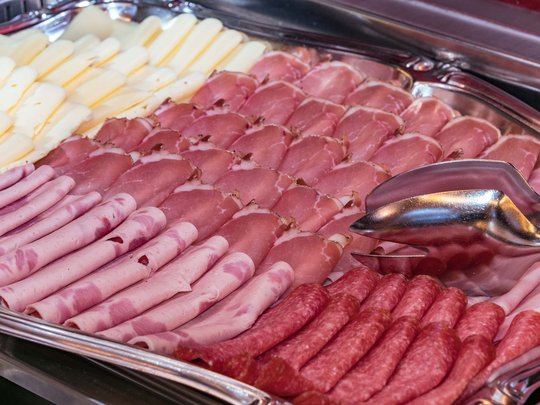 Il nostro hotel a 3 stelle in Val Gardena e la sua cucina Varietà di affettati e formaggi disposti su un vassoio