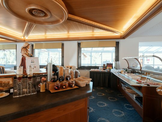 Il nostro hotel a 3 stelle in Val Gardena e la sua cucina Buffet per colazione con cereali, marmellate e affettati in ambiente accogliente