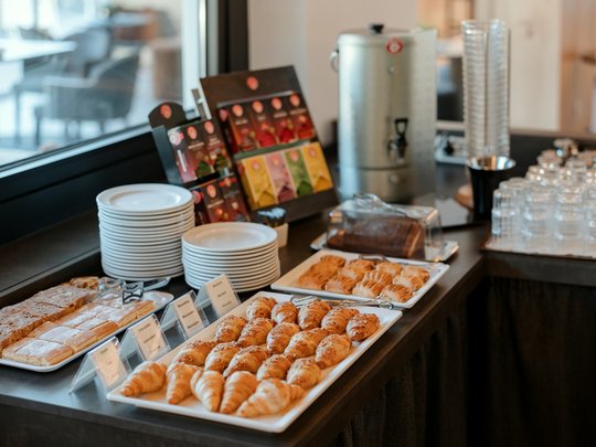 Il nostro hotel a 3 stelle in Val Gardena e la sua cucina Buffet con croissant, dolci, bustine di tè, bicchieri e piatti
