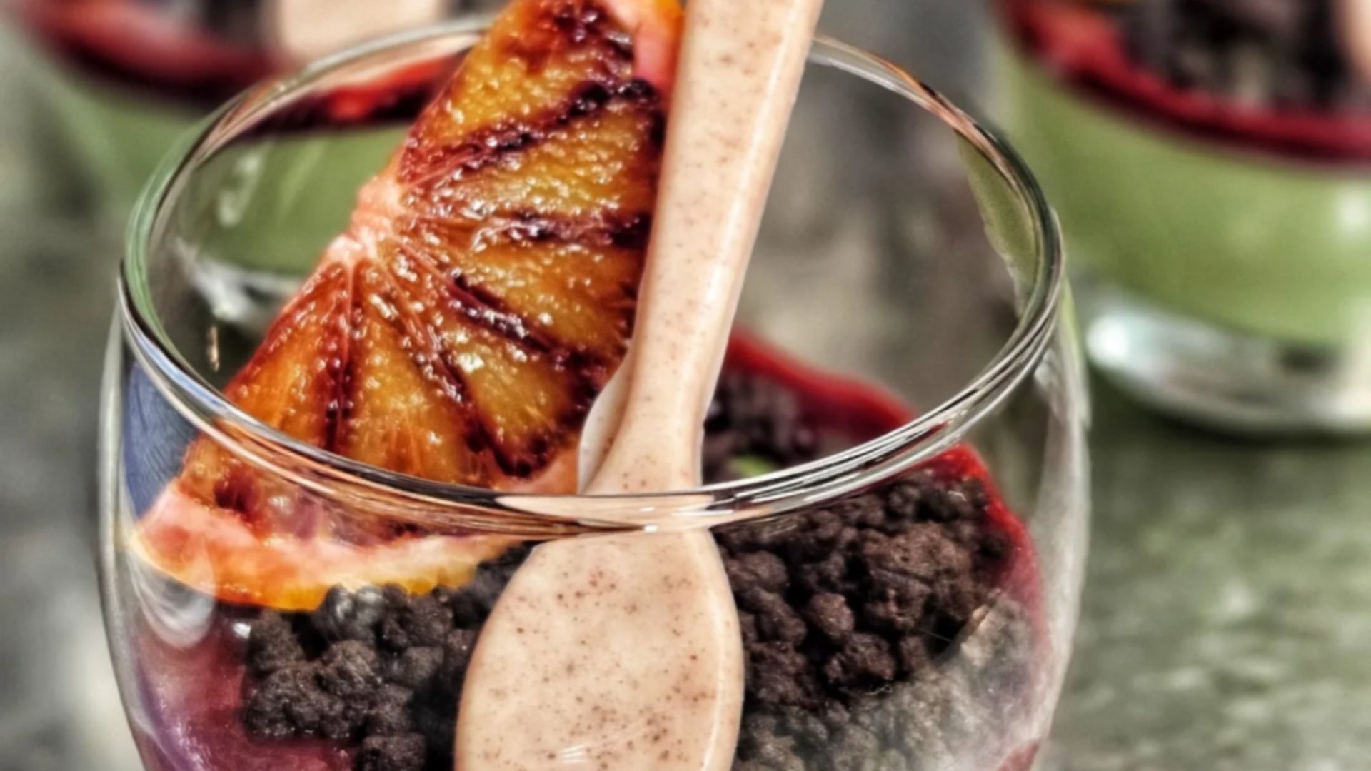 Il nostro hotel a 3 stelle in Val Gardena e la sua cucina Dessert in bicchiere con budino verde, salsa di frutta, cioccolato e fetta di arancia rossa