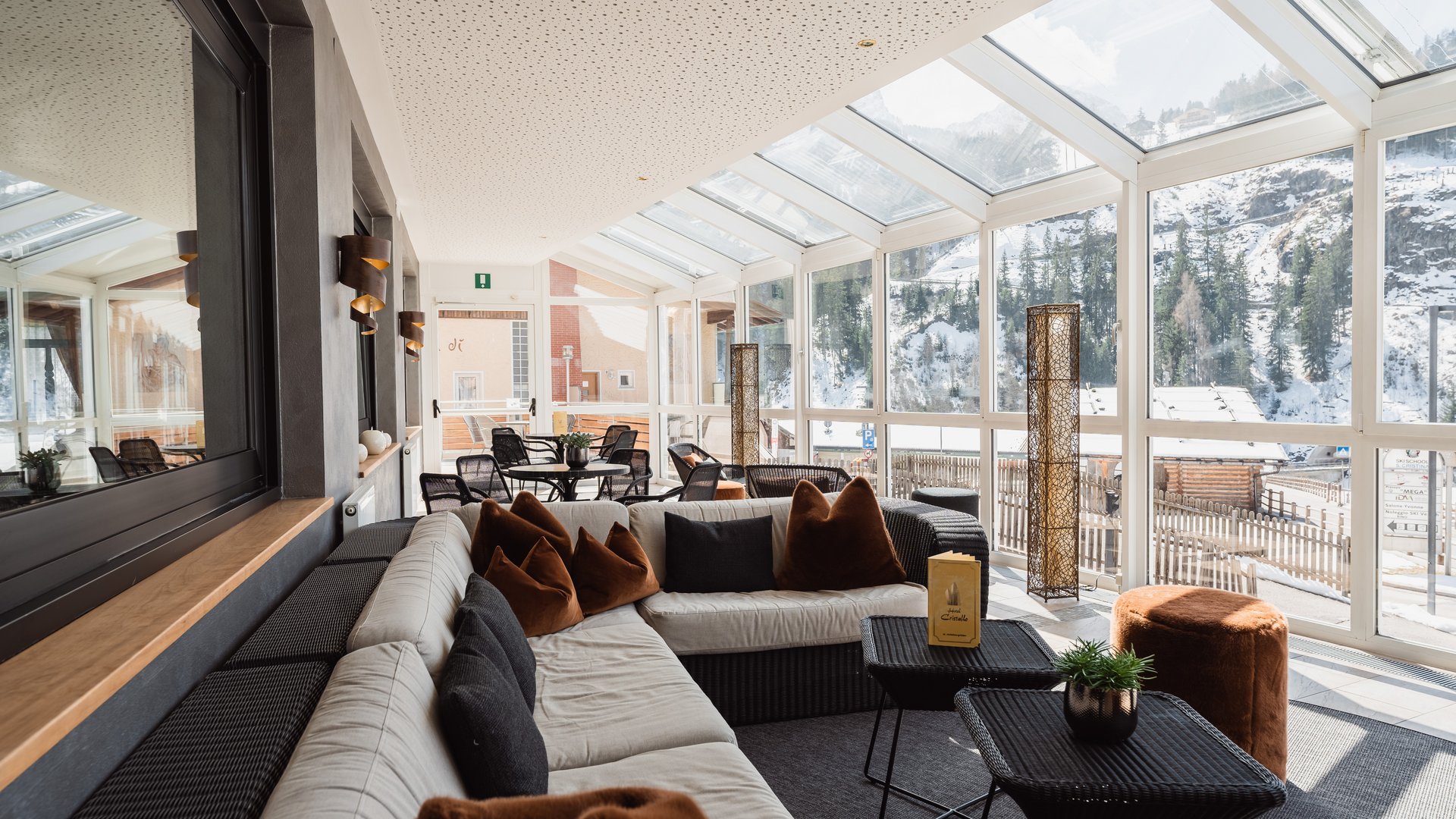 Deine Unterkunft in St. Christina im Grödnertal: Willkommen! Gemütlicher Winter-Wintergarten mit Panoramablick auf verschneite Berge