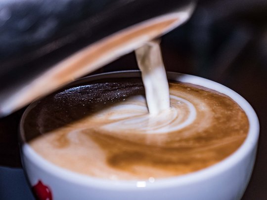 Il nostro hotel a 3 stelle in Val Gardena e la sua cucina Schiuma di latte versata in una tazza di caffè per latte art