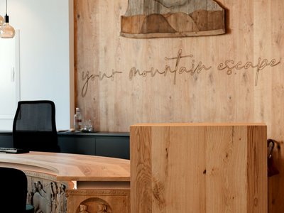 Hotel a Santa Cristina in Val Gardena: your mountain escape Ingresso moderno in legno con figure intagliate e decorazioni montagne alle pareti