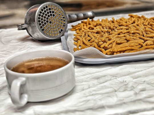 Il nostro hotel a 3 stelle in Val Gardena e la sua cucina Tazza di tè di finocchio, vicino a un vassoio con sedano secco e setaccio da cucina